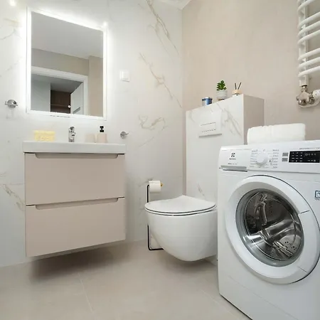 Velvet With Balcony In By Renters アパート