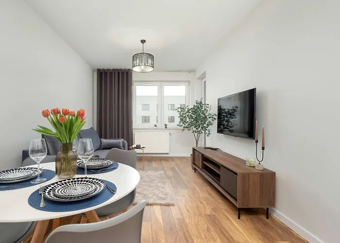 Velvet With Balcony In By Renters Appartamento