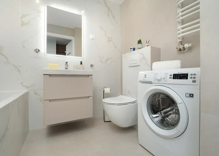 Velvet With Balcony In By Renters Appartamento